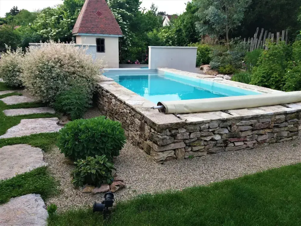 Piscine du domaine, accessible gratuitement lors d'une location de chambre d'hôtes Piscine du domaine, accessible gratuitement lors d'une location de chambre d'hôtes dans le jura