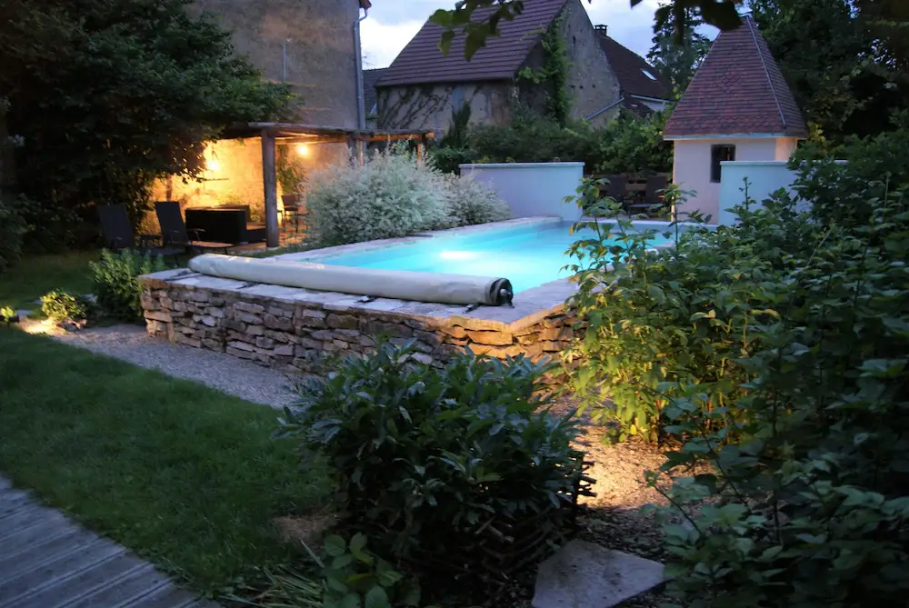 Le Prieuré de Jouhe, location de gites et chambres d'hôtes 3 Vue de l'extérieur du Prieuré de Jouhe, avec la piscine et la terrasse